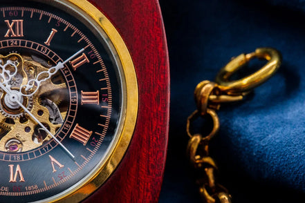 Montre gousset personnalisée Nautilus bois rouge – idée cadeau élégant - Roaring 20s Paris