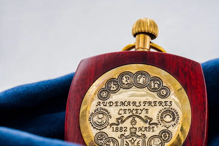 Montre gousset personnalisée Nautilus bois rouge – idée cadeau élégant - Roaring 20s Paris