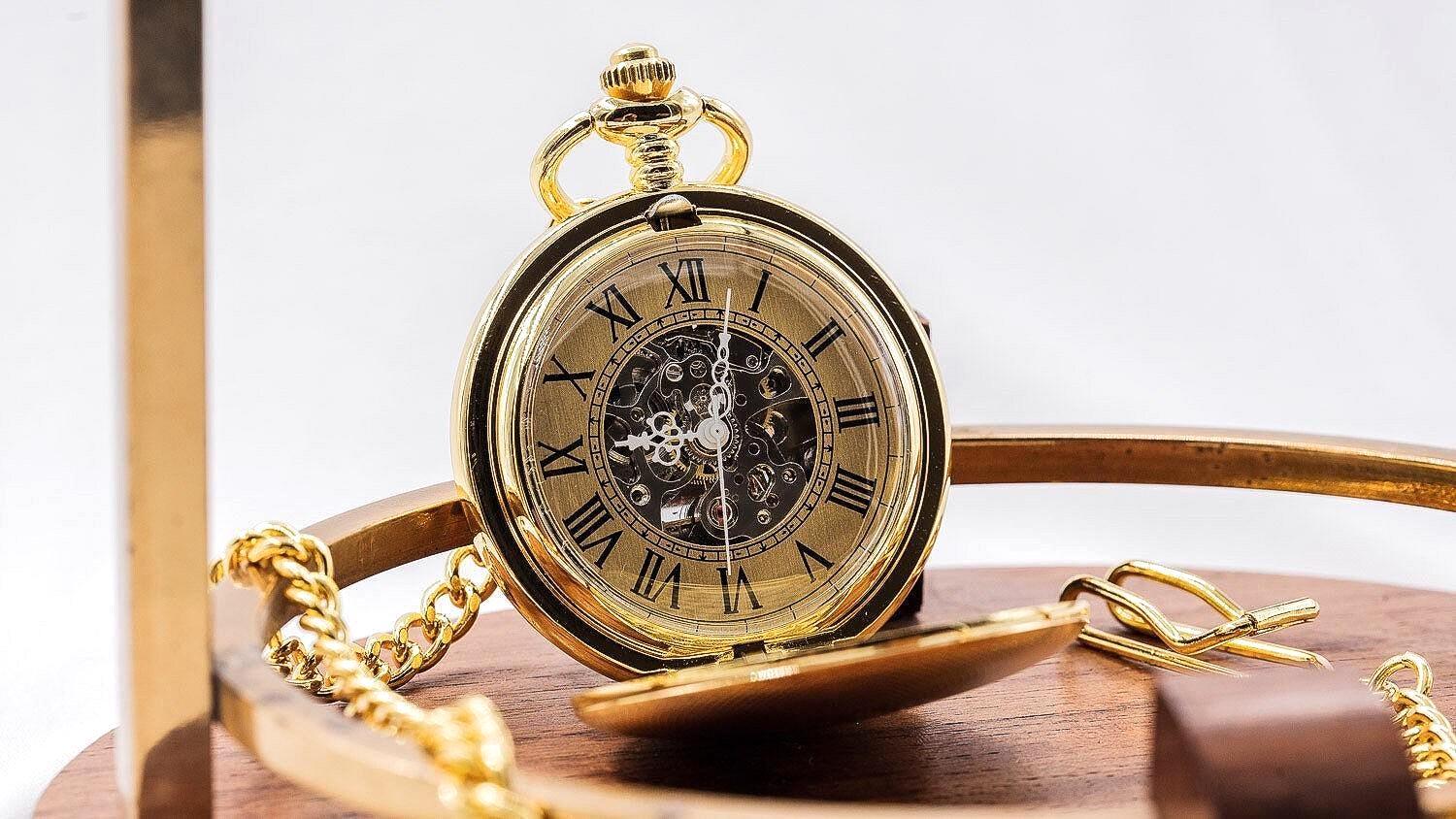 Montre gousset personnalisée Shelby – squelette engrenage gravée chic - Roaring 20s Paris