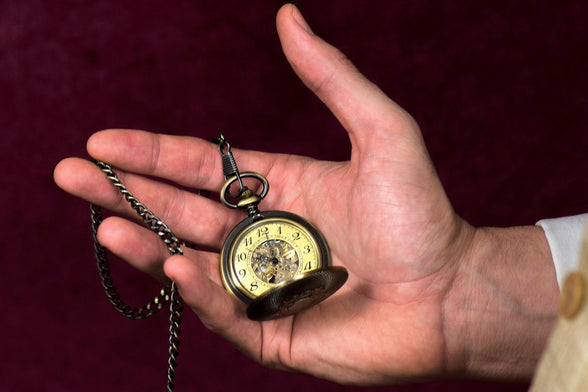 Montre gousset personnalisée Watson en acier laiton – monogramme gravé - Roaring 20s Paris