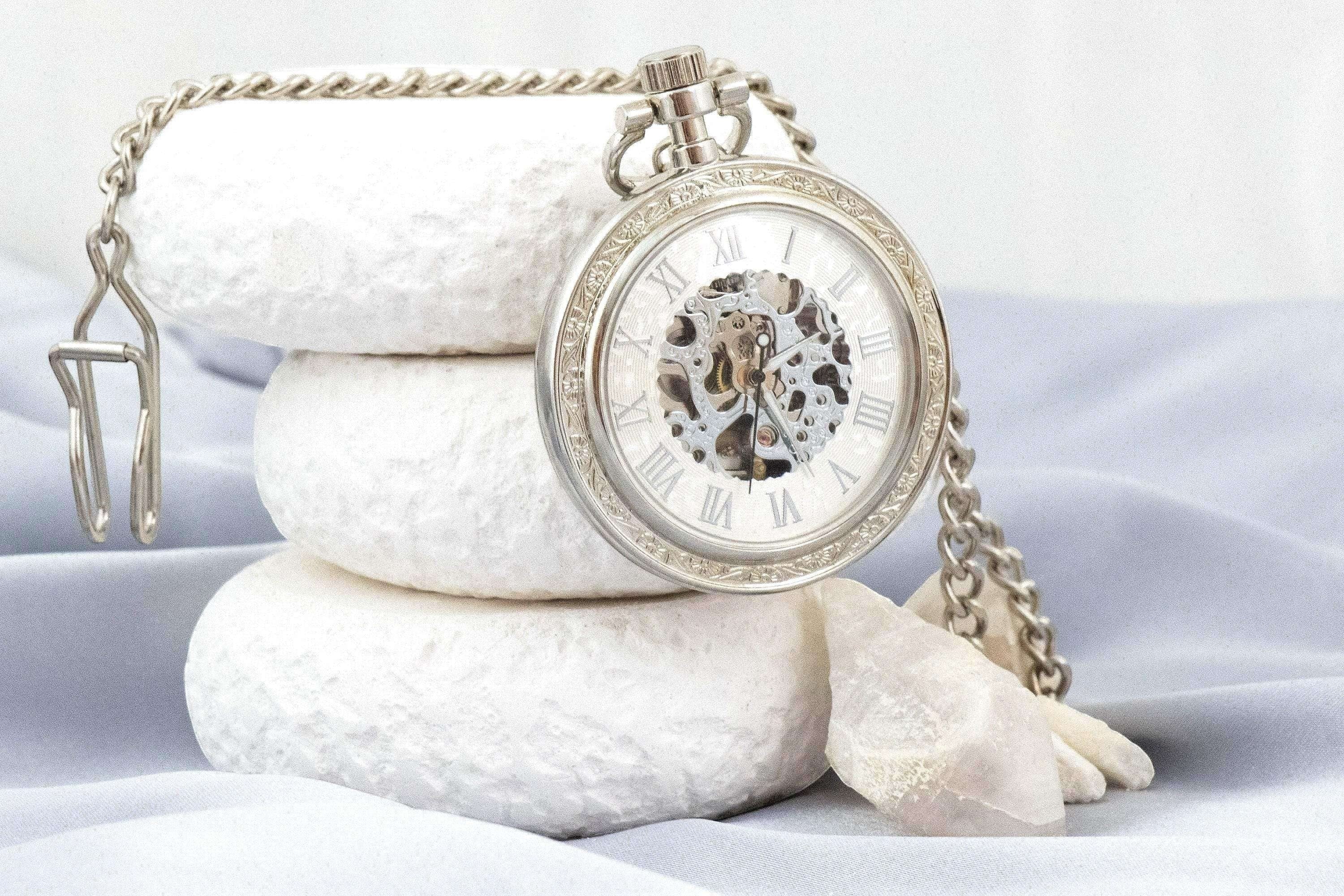 Montre Gousset personnalisée - montre de poche acier argent Pollock k1qbj8-tb.myshopify.com cadeau anniversaire mariage, cadeau collègue de travail, cadeau inoubliable pour chéri, cadeau original homme idée, cadeau qui touche un homme, montre de costume gravée, montre de poche personnalisée, montre gousset engrenage idée, montre gousset squelette idée, montre personnalisée mariage, montre à gousset de poche, montre à gousset fiancé cadeau, montre à gousset personnalisée