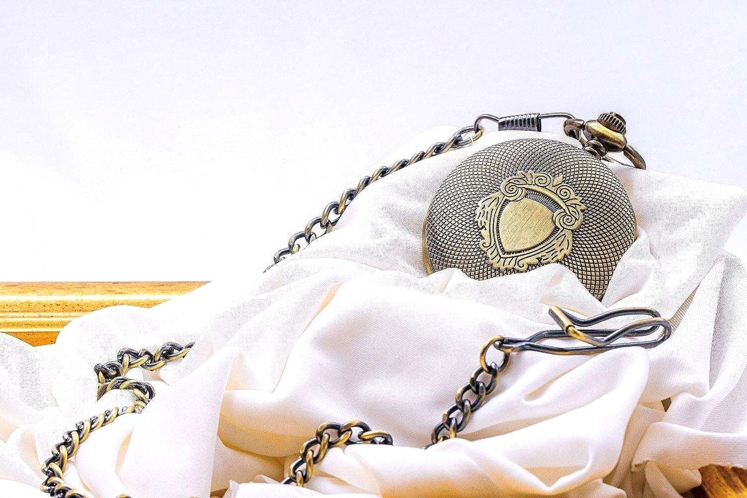 Montre de poche personnalisée laiton A – idée cadeau Peaky Blinders k1qbj8-tb.myshopify.com cadeau anniversaire mariage, cadeau collègue de travail, cadeau inoubliable pour chéri, cadeau qui touche un homme, idée accessoire peaky blinders, mariage boheme chic costume, monogramme gravé date nom, montre de poche personnalisée, montre personnalisée mariage, montre à gousset de poche, montre à gousset fiancé cadeau, montre à gousset personnalisée, tenue mariage garcon honneur