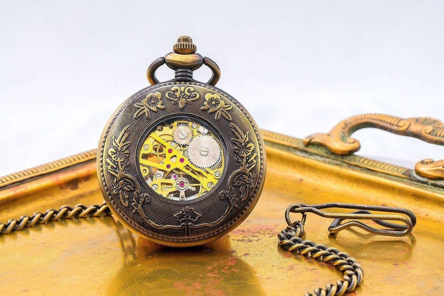 Montre gousset personnalisée Hook acier laiton – antique gravée chic k1qbj8-tb.myshopify.com cadeau anniversaire mariage, cadeau collègue de travail, cadeau inoubliable pour chéri, cadeau original homme idée, cadeau qui touche un homme, montre de costume gravée, montre de poche personnalisée, Montre gousset engrenage idée, Montre gousset squelette idée, montre personnalisée mariage, montre à gousset de poche, montre à gousset fiancé cadeau, montre à gousset personnalisée