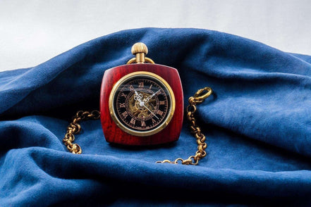 Montre gousset personnalisée Nautilus bois rouge – idée cadeau élégant k1qbj8-tb.myshopify.com cadeau anniversaire mariage, cadeau collègue de travail, cadeau inoubliable pour chéri, cadeau original homme idée, cadeau qui touche un homme, montre de costume gravée, montre de poche personnalisée, Montre gousset engrenage idée, Montre gousset squelette idée, montre personnalisée mariage, montre à gousset de poche, montre à gousset fiancé cadeau, montre à gousset personnalisée