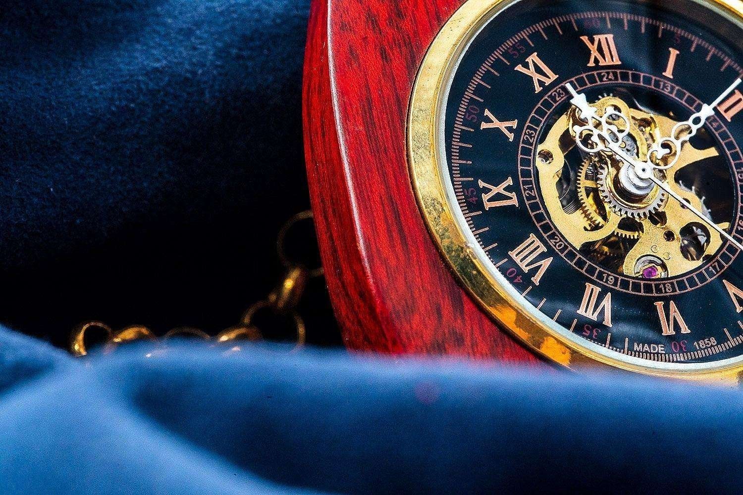 Montre gousset personnalisée Nautilus bois rouge – idée cadeau élégant k1qbj8-tb.myshopify.com cadeau anniversaire mariage, cadeau collègue de travail, cadeau inoubliable pour chéri, cadeau original homme idée, cadeau qui touche un homme, montre de costume gravée, montre de poche personnalisée, Montre gousset engrenage idée, Montre gousset squelette idée, montre personnalisée mariage, montre à gousset de poche, montre à gousset fiancé cadeau, montre à gousset personnalisée