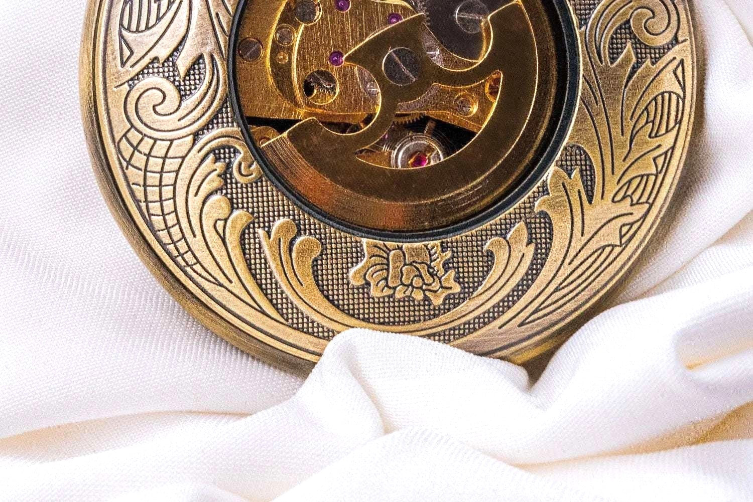 Montre gousset personnalisée Watson en acier laiton – monogramme gravé k1qbj8-tb.myshopify.com cadeau anniversaire mariage, cadeau collègue de travail, cadeau inoubliable pour chéri, cadeau original homme idée, cadeau qui touche un homme, montre de costume gravée, montre de poche personnalisée, Montre gousset engrenage idée, Montre gousset squelette idée, montre personnalisée mariage, montre à gousset de poche, montre à gousset fiancé cadeau, montre à gousset personnalisée