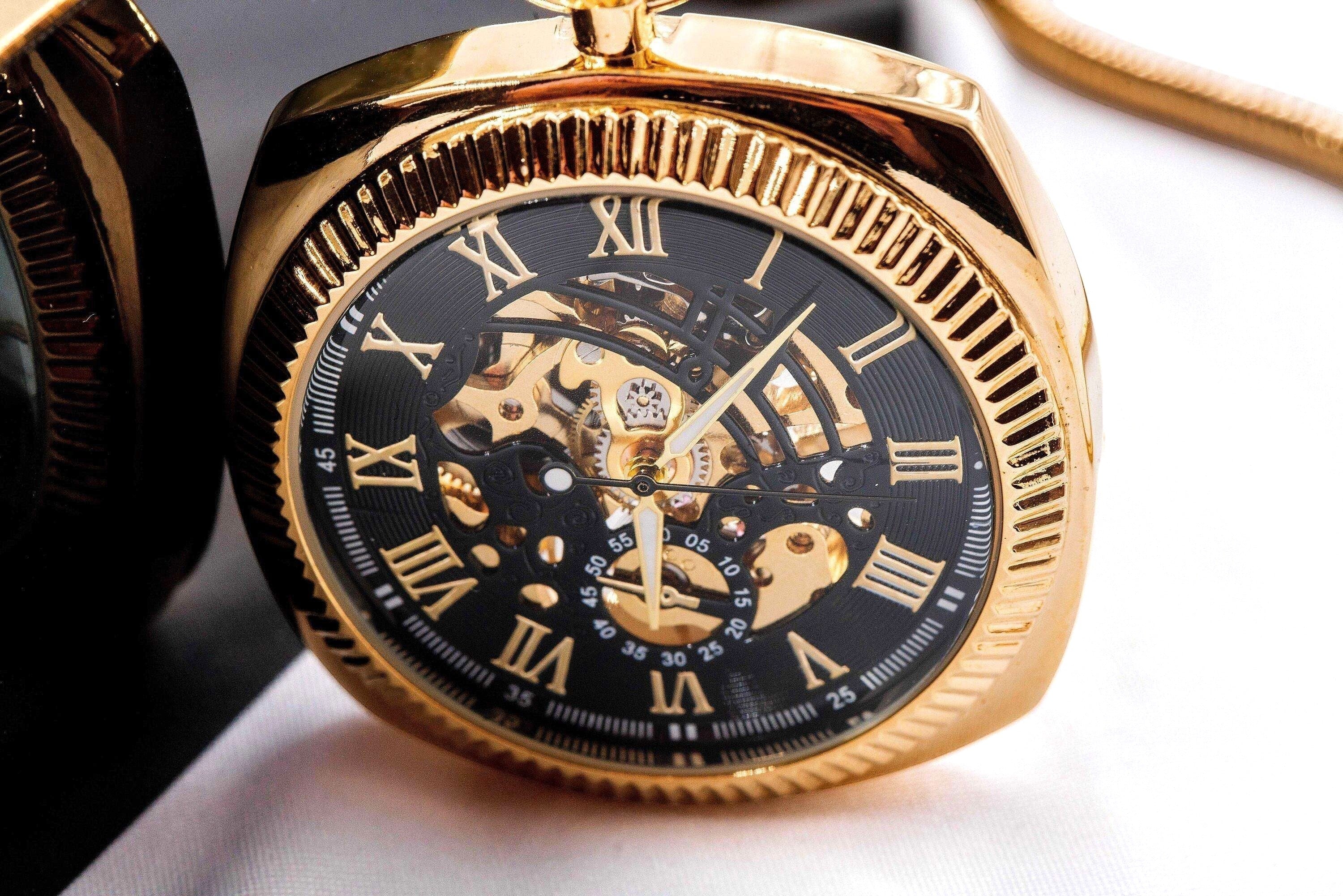 Montre personnalisée Gousset - montre de poche - engrenage or Shelby k1qbj8-tb.myshopify.com cadeau anniversaire mariage, cadeau collègue de travail, cadeau inoubliable pour chéri, cadeau original homme idée, cadeau qui touche un homme, montre de costume gravée, montre de poche personnalisée, montre gousset engrenage idée, montre gousset squelette idée, montre personnalisée mariage, montre à gousset de poche, montre à gousset fiancé cadeau, montre à gousset personnalisée
