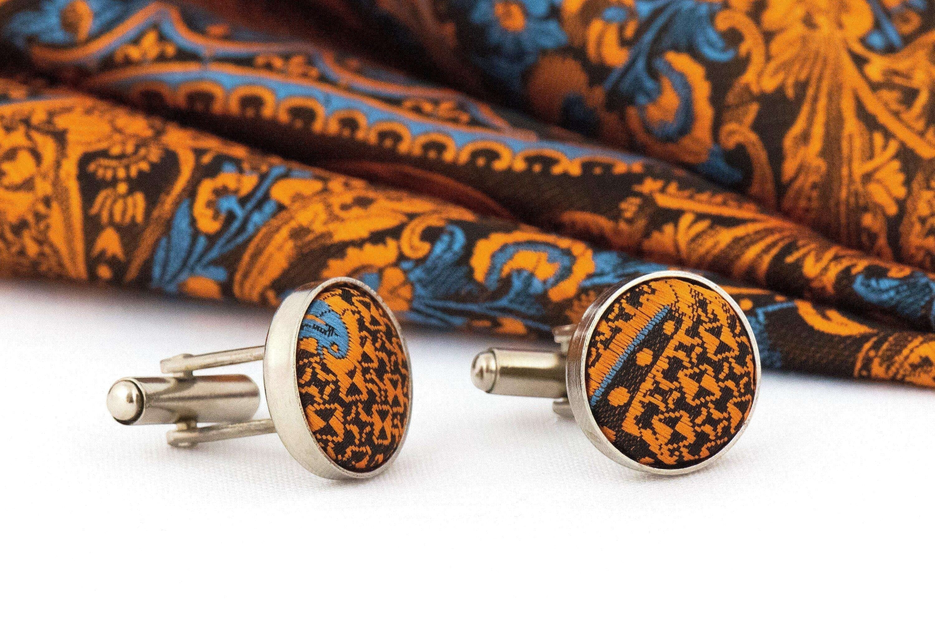 Mouchoir de poche en soie et boutons manchettes G.Cooper – idée cadeau k1qbj8-tb.myshopify.com accessoire costume idée cadeau, ascot lavallière cadeau idée, cadeau collègue de travail, cadeau retraite travail idée, cravate ascot personnalisée, foulard cou chemise costume, idée cadeau anniversaire homme, idée cadeau personnalisé femme, lavallière vintage ascot idée, personnalise idée cadeau, tailleur femme chic mariage, tenue mariage femme civil idée, tenue témoin mariage costume