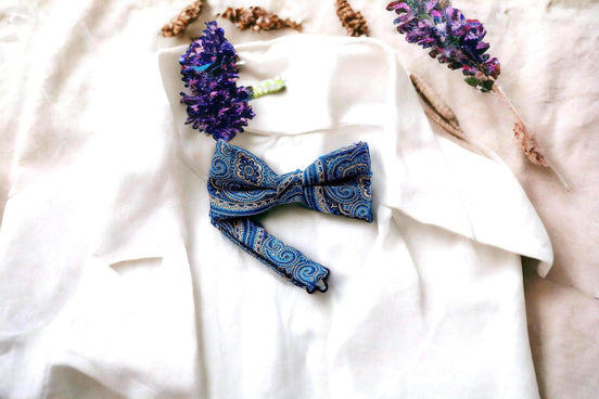 Nœud papillon soie bleu fleuri Calypso – accessoire costume mariage - Roaring 20s Paris