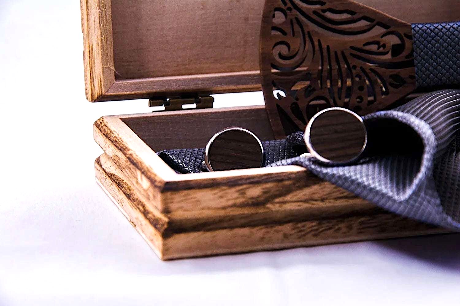 Nœud papillon bois original Prince des voleurs – soie gris foncé k1qbj8-tb.myshopify.com bow tie gentleman, bow tie peaky blinders, bow tie wood, gentleman farmer, noeud papillon bois, noeud papillon femme, noeud papillon homme, noeud papillon original, noeud papillon peaky, peaky blinders coat, peaky blinders suit, pocket watch suit, victorian costume