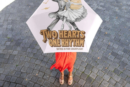 Parapluie vintage romantique amour danse couple, parapluie mode 1920 k1qbj8-tb.myshopify.com parapluie amour danse couple, parapluie ancien francais, parapluie automatique ouvert, parapluie broadway theatre, parapluie cadeau original idee, parapluie custom personnalise, parapluie imprime mode 1920, parapluie imprime vintage, parapluie soleil UV streetwear, parapluie streetwear custom, parapluie sweatshirt femme, parapluie vintage romantique, parpaluie amour homme