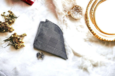 Pochette costume gris soie F – mouchoir élégant mariage Peaky Blinders k1qbj8-tb.myshopify.com accessoire costume idée cadeau, accessoire peaky blinders idée, ascot lavallière cadeau idée, cadeau collègue de travail, cadeau retraite travail idée, foulard cou chemise costume, lavallière vintage ascot idée, Pochette costume mouchoir, tailleur femme chic mariage, tenue mariage femme civil, tenue mariage femme civil idée, tenue témoin mariage costume, tenue témoin mariage idée