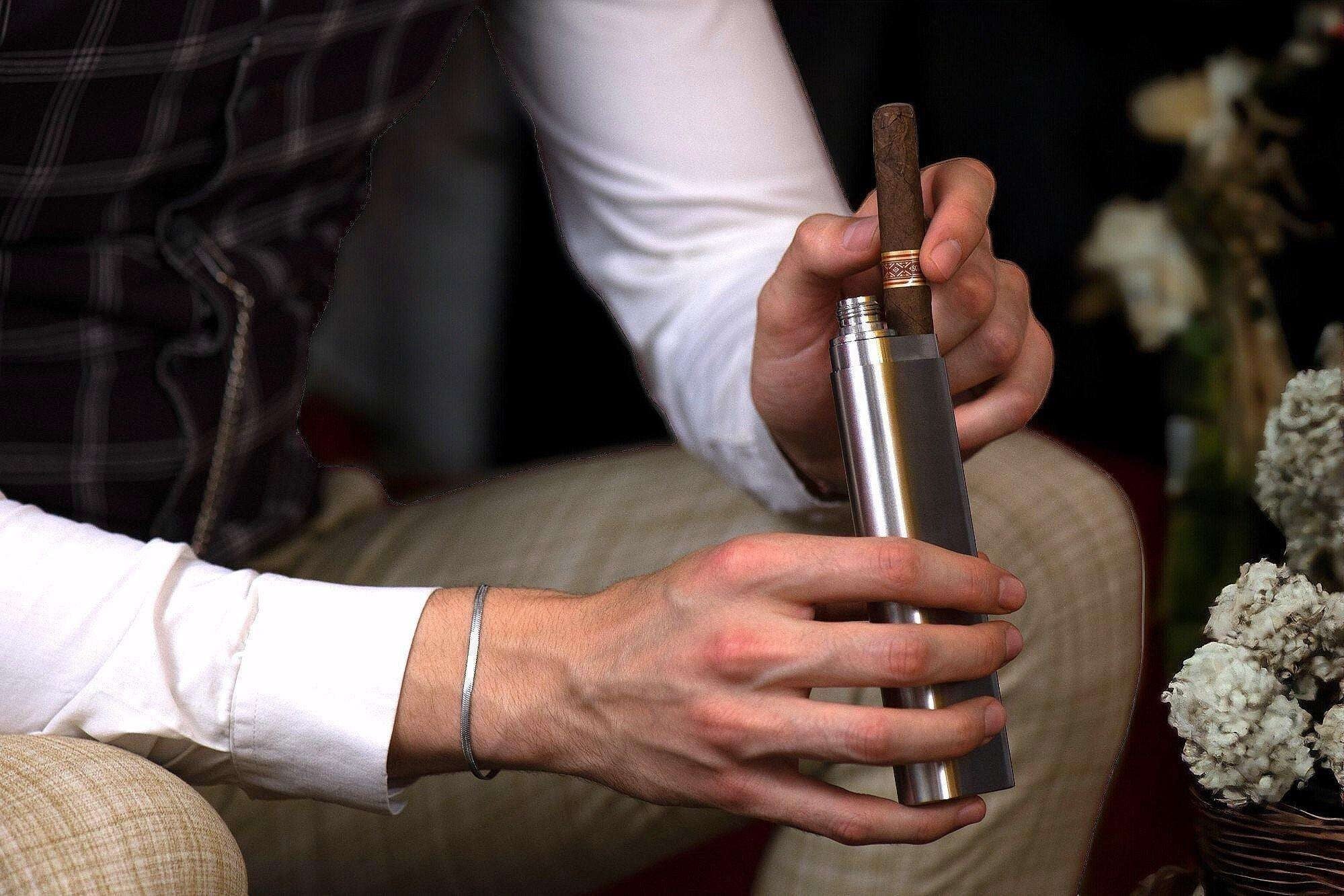 Porte-cigare et flasque B – ensemble slim vintage acier or élégant k1qbj8-tb.myshopify.com 10 ans de mariage cadeau idée, accessoire vintage à offrir, cadeau personnalisé gravure, cadeau pour un papa idée, flasque cigare personnalisée, idée cadeau homme 50 ans, mariage boheme chic costume, monogramme gravé date nom, objet personnalisé offrir idée, porte cigare femme bague, porte cigare rangement cadeau, porte cigarette slim rouler, tenue mariage garcon honneur
