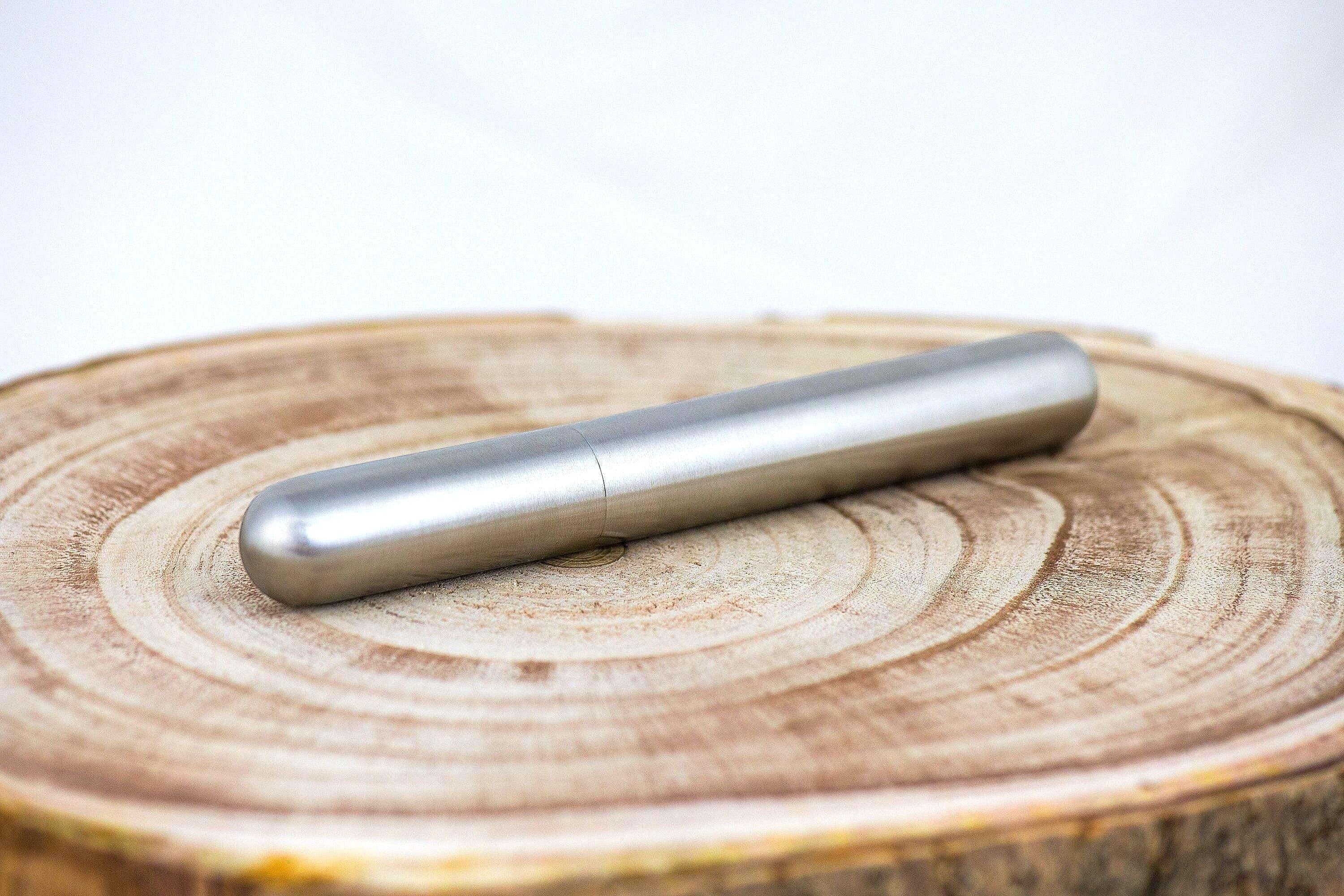 Porte cigare acier A – slim de poche gravé personnalisé nom date rétro k1qbj8-tb.myshopify.com 10 ans de mariage cadeau idée, accessoire vintage à offrir, cadeau pour un papa idée, flasque cigare personnalisée, idée cadeau homme 50 ans, mariage boheme chic costume, monogramme gravé date nom, objet personnalisé offrir idée, porte cigare femme bague, porte cigare rangement cadeau, porte cigarette slim rouler, porte-cigare cadeau offrir, tenue mariage garcon honneur