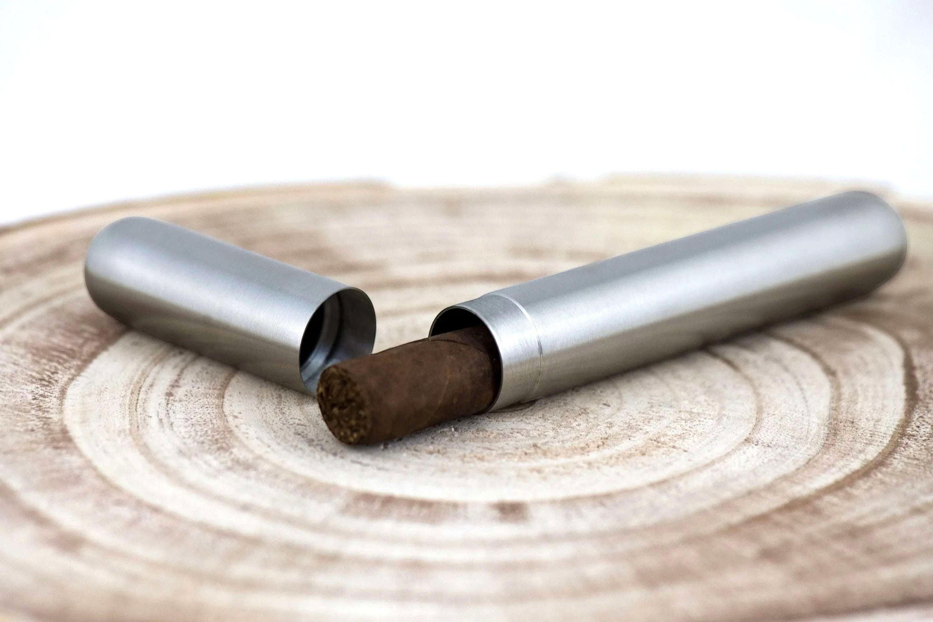 Porte cigare acier A – slim de poche gravé personnalisé nom date rétro k1qbj8-tb.myshopify.com 10 ans de mariage cadeau idée, accessoire vintage à offrir, cadeau pour un papa idée, flasque cigare personnalisée, idée cadeau homme 50 ans, mariage boheme chic costume, monogramme gravé date nom, objet personnalisé offrir idée, porte cigare femme bague, porte cigare rangement cadeau, porte cigarette slim rouler, porte-cigare cadeau offrir, tenue mariage garcon honneur