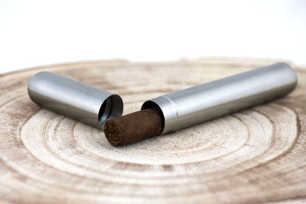 Porte cigare acier A – slim de poche gravé personnalisé nom date rétro k1qbj8-tb.myshopify.com 10 ans de mariage cadeau idée, accessoire vintage à offrir, cadeau pour un papa idée, flasque cigare personnalisée, idée cadeau homme 50 ans, mariage boheme chic costume, monogramme gravé date nom, objet personnalisé offrir idée, porte cigare femme bague, porte cigare rangement cadeau, porte cigarette slim rouler, porte-cigare cadeau offrir, tenue mariage garcon honneur