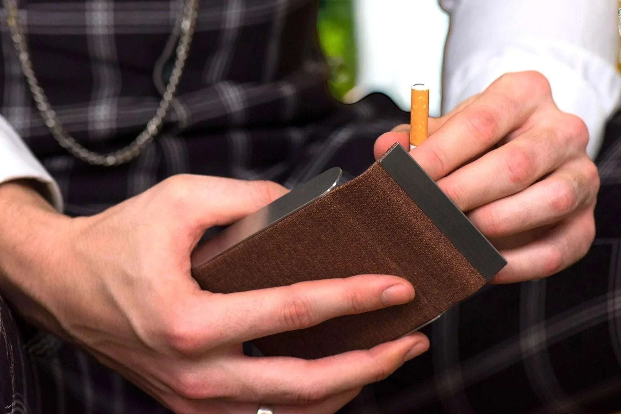 Set fumeur B personnalisé – briquet zippo et étui rétro chic vintage k1qbj8-tb.myshopify.com briquet paquet de cigarette, briquet zippo cigarette poche, Briquet zippo personnalisée, Fume cigarette personnalisée, idée accessoire peaky blinders, idée cadeau homme 30 ans, idée cadeau personnalisé homme, monogramme gravé date nom, objet personnalisé offrir idée, porte cigarette slim cadeau, porte cigarette tabac roulé, étui cigarette en cuir cadeau, étui cigarette slim pour femme