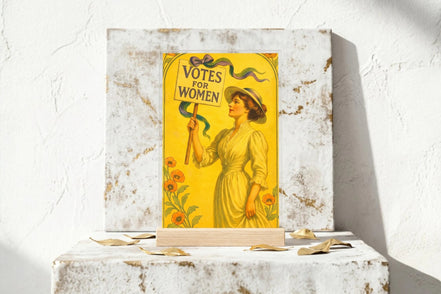 Tableau féminisme droit vote femmes, tableau chevet vintage, cadeau k1qbj8-tb.myshopify.com presentoir acrylique chevet, presentoir ancien broadway, presentoir cadeau custom, presentoir cadeau original, presentoir logo custom idee, presentoir table de nuit idee, tableau amour theatre, tableau chevet vintage, tableau enfant chambre idee, tableau feminisme droit vote, tableau table nuit mode 1920, tableau table salon francais, tableau vintage romantique