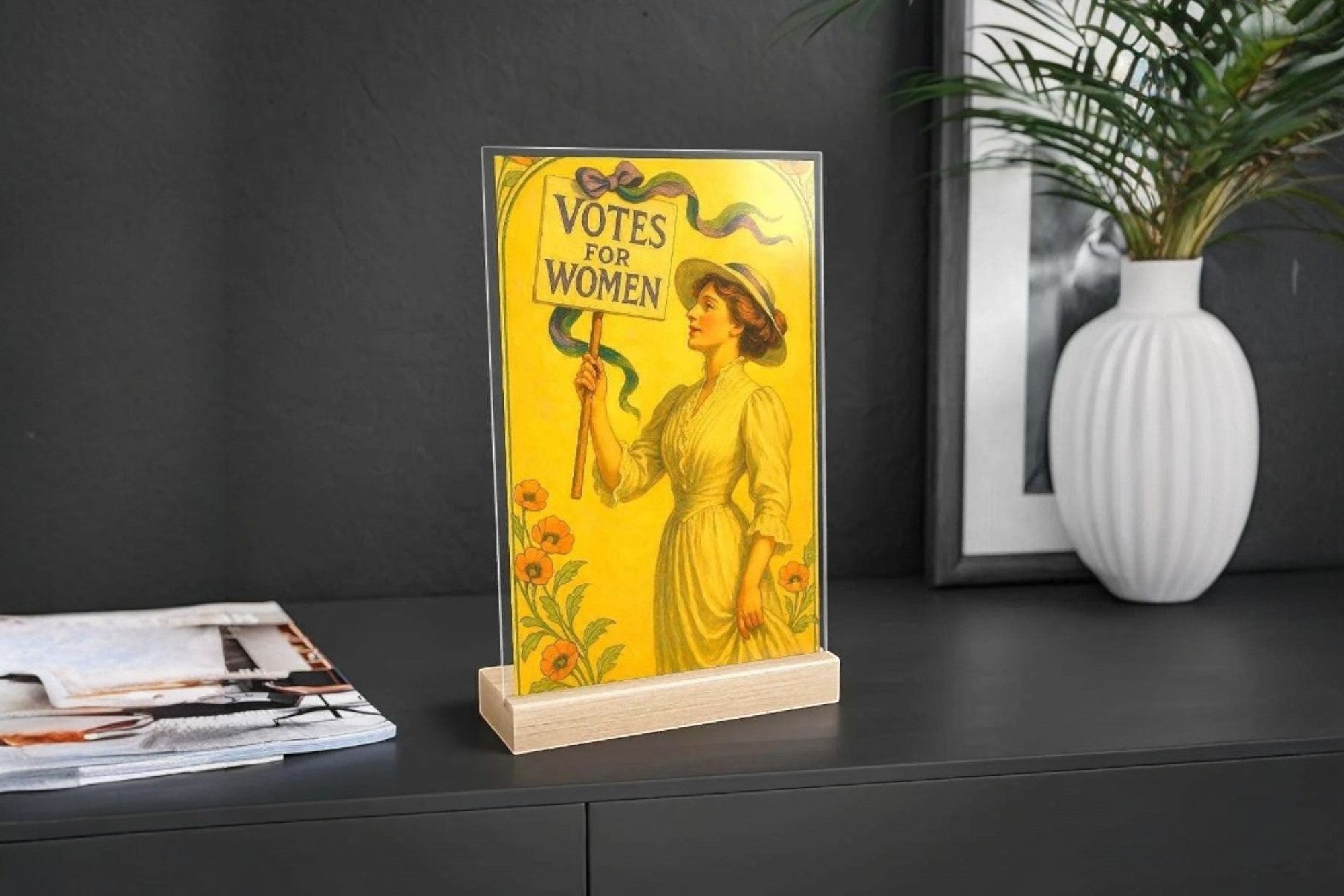 Tableau féminisme droit vote femmes, tableau chevet vintage, cadeau k1qbj8-tb.myshopify.com presentoir acrylique chevet, presentoir ancien broadway, presentoir cadeau custom, presentoir cadeau original, presentoir logo custom idee, presentoir table de nuit idee, tableau amour theatre, tableau chevet vintage, tableau enfant chambre idee, tableau feminisme droit vote, tableau table nuit mode 1920, tableau table salon francais, tableau vintage romantique