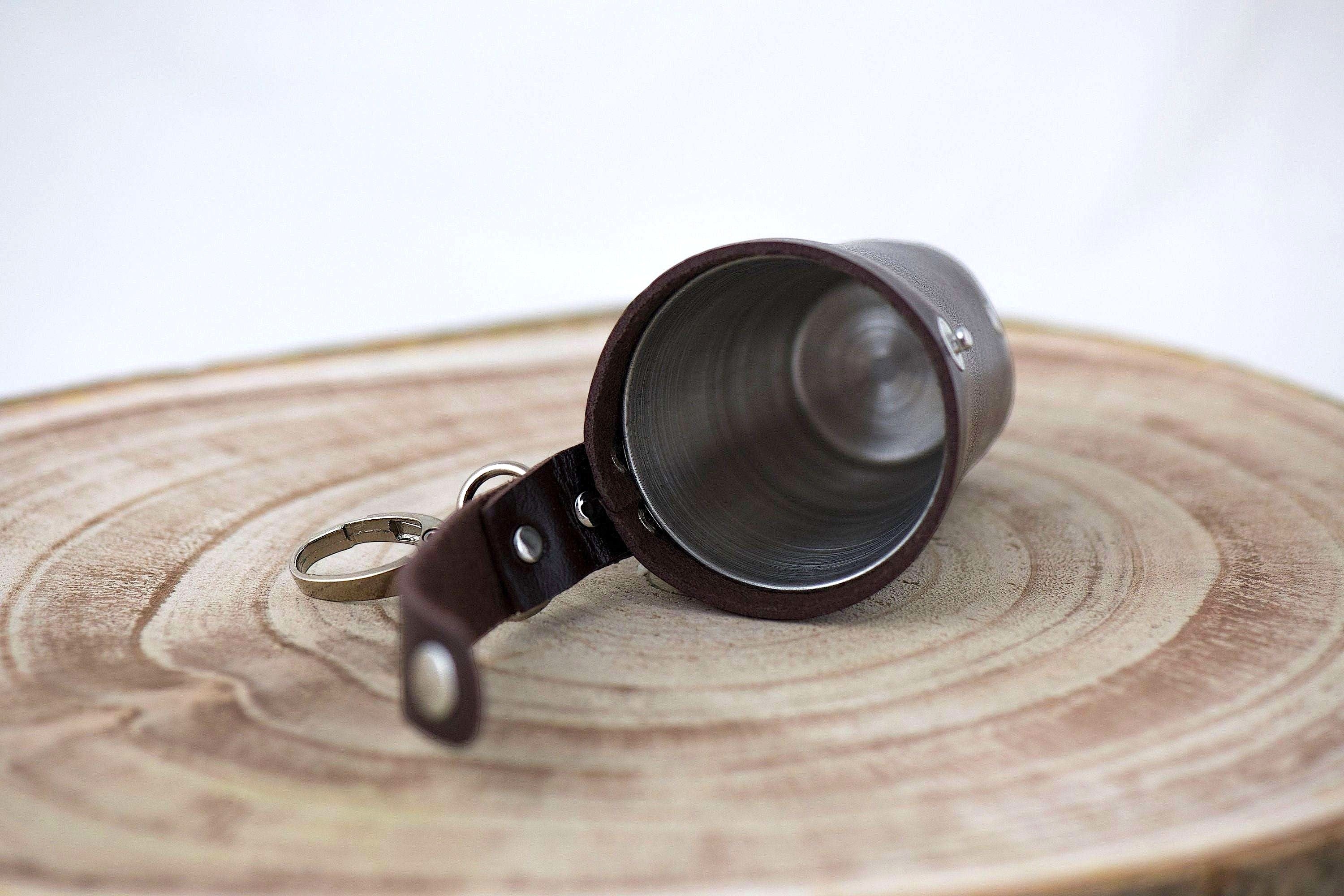 Verres à shot personnalisés Shelby’s transportable - cadeau original k1qbj8-tb.myshopify.com cadeau insolite idée offrir, cadeau pas cher idée offrir, Flasque en acier inoxydable, Flasque fiole personnalisée, Flasque whisky de poche cadeau, Flasque whisky en cuir cadeau, Flasque whisky originale idée, Flasque whisky personnalisée, Flasque whisky pour homme, idée accessoire peaky blinders, idée cadeau homme 30 ans, idée cadeau pour son copain, objet personnalisé offrir idée