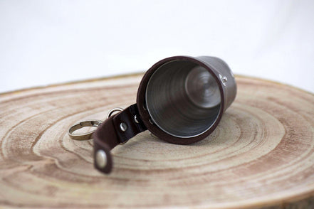 Verres à shot personnalisés Shelby’s transportable - cadeau original k1qbj8-tb.myshopify.com cadeau insolite idée offrir, cadeau pas cher idée offrir, Flasque en acier inoxydable, Flasque fiole personnalisée, Flasque whisky de poche cadeau, Flasque whisky en cuir cadeau, Flasque whisky originale idée, Flasque whisky personnalisée, Flasque whisky pour homme, idée accessoire peaky blinders, idée cadeau homme 30 ans, idée cadeau pour son copain, objet personnalisé offrir idée