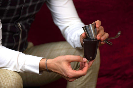 Verres à shot personnalisés Shelby’s transportable - cadeau original k1qbj8-tb.myshopify.com cadeau insolite idée offrir, cadeau pas cher idée offrir, Flasque en acier inoxydable, Flasque fiole personnalisée, Flasque whisky de poche cadeau, Flasque whisky en cuir cadeau, Flasque whisky originale idée, Flasque whisky personnalisée, Flasque whisky pour homme, idée accessoire peaky blinders, idée cadeau homme 30 ans, idée cadeau pour son copain, objet personnalisé offrir idée