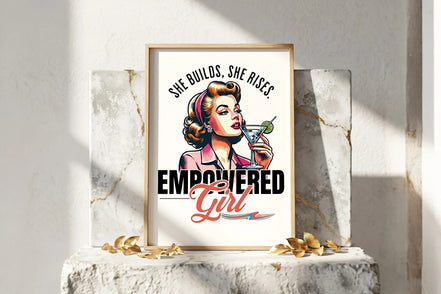 Affiche vintage Roaring 20s Paris : femme rétro indépendante tenant un cocktail, texte "EMPOWERED Girl".