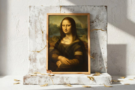Roaring 20s Paris : affiche Mona Lisa avec brassard Liberté, style art déco, reproduction peinture renaissance.