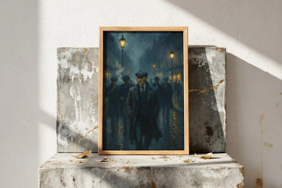 Roaring 20s Paris affiche vintage homme silhouette nuit pluvieuse, style Peaky Blinders, art mural dramatique.