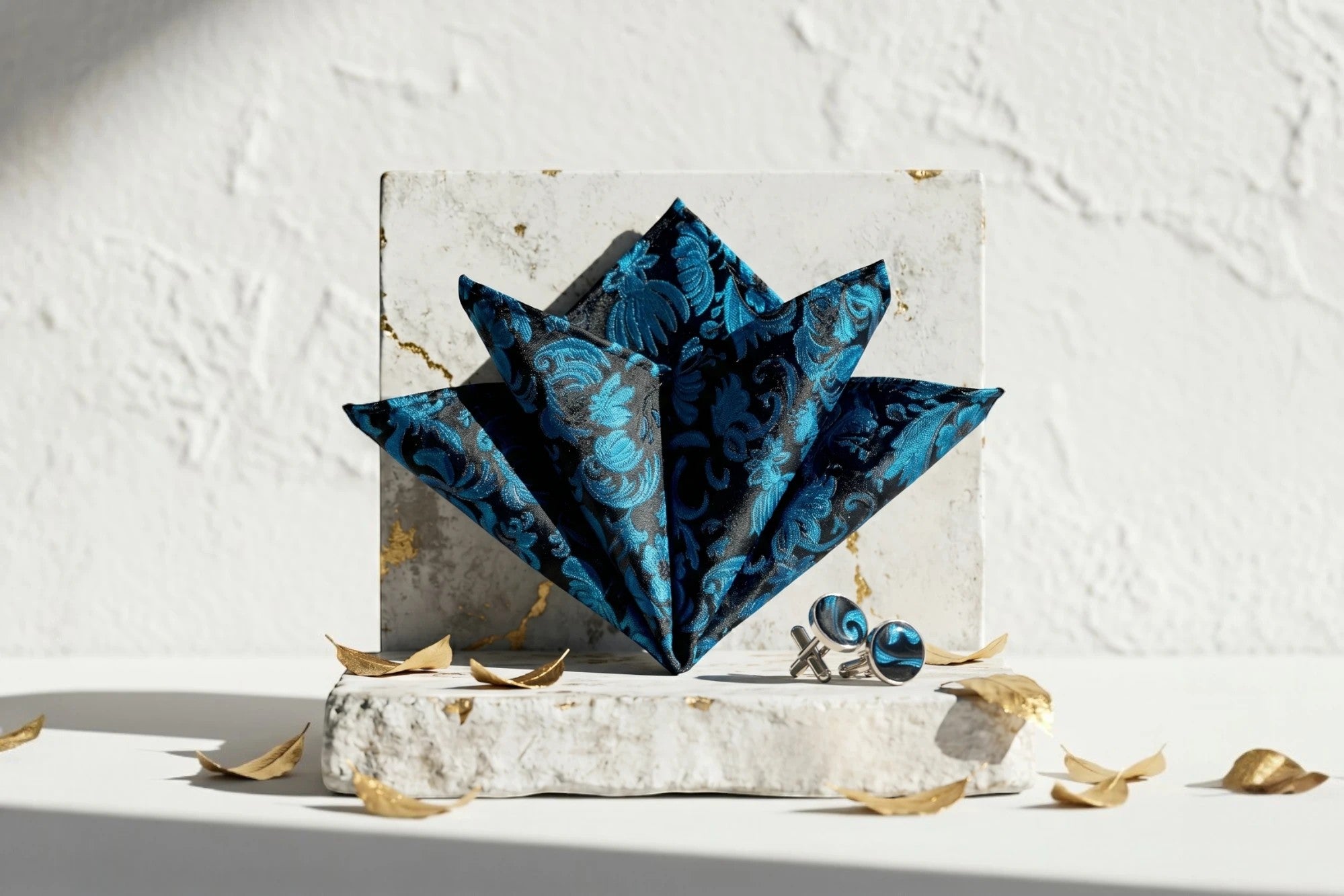 Ensemble Roaring 20s Paris : pochette et boutons de manchette en soie bleu nuit avec motifs floraux, style ascot chic.