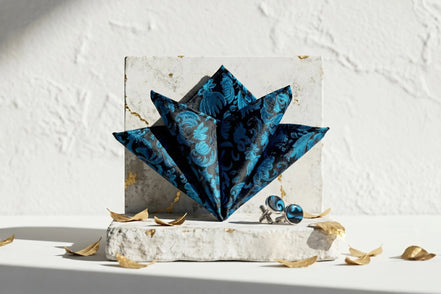 Ensemble Roaring 20s Paris : pochette et boutons de manchette en soie bleu nuit avec motifs floraux, style ascot chic.