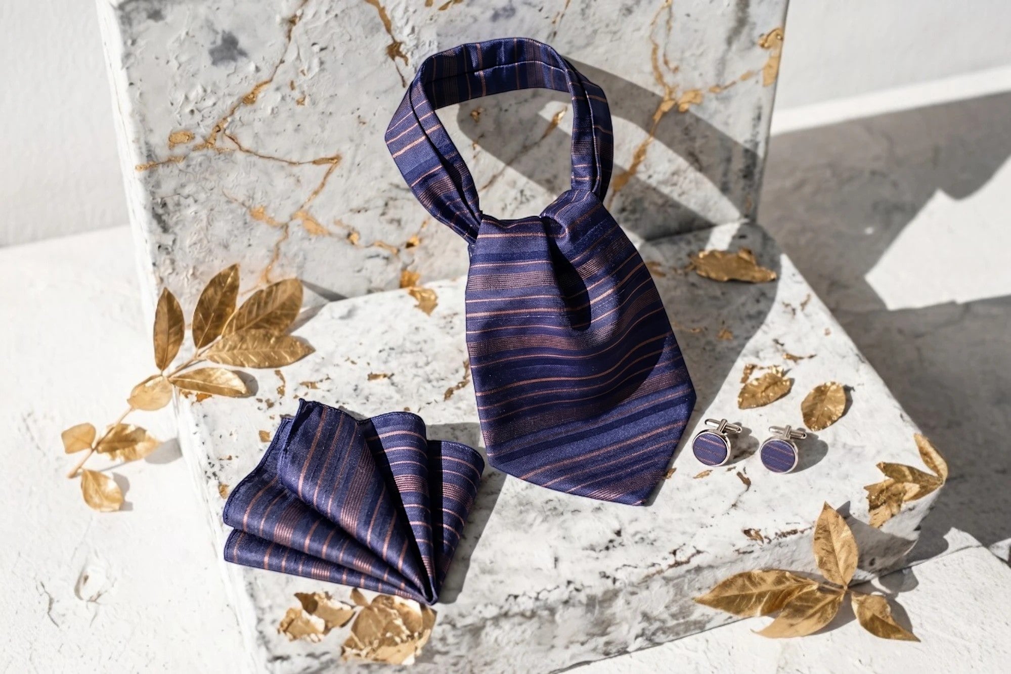Ensemble ascot lavallière, pochette et boutons de manchette en soie bleu marine à rayures cuivrées, style vintage.