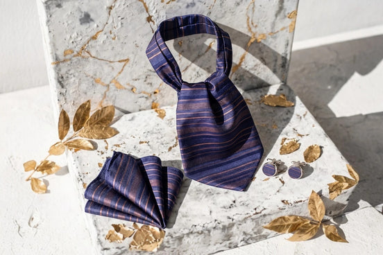 Ensemble ascot lavallière, pochette et boutons de manchette en soie bleu marine à rayures cuivrées, style vintage.