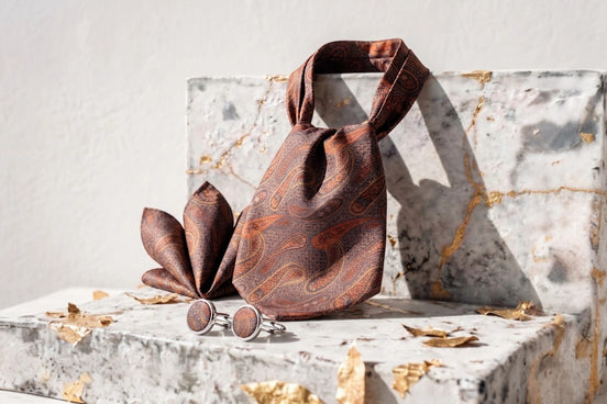 Ensemble Ascot lavallière et pochette en soie marron à motif cachemire, avec boutons de manchette assortis. Roaring 20s Paris.