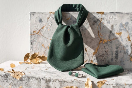 Roaring 20s Paris ascot lavallière en soie verte émeraude avec motif géométrique, assorti à un mouchoir et boutons de manchette.