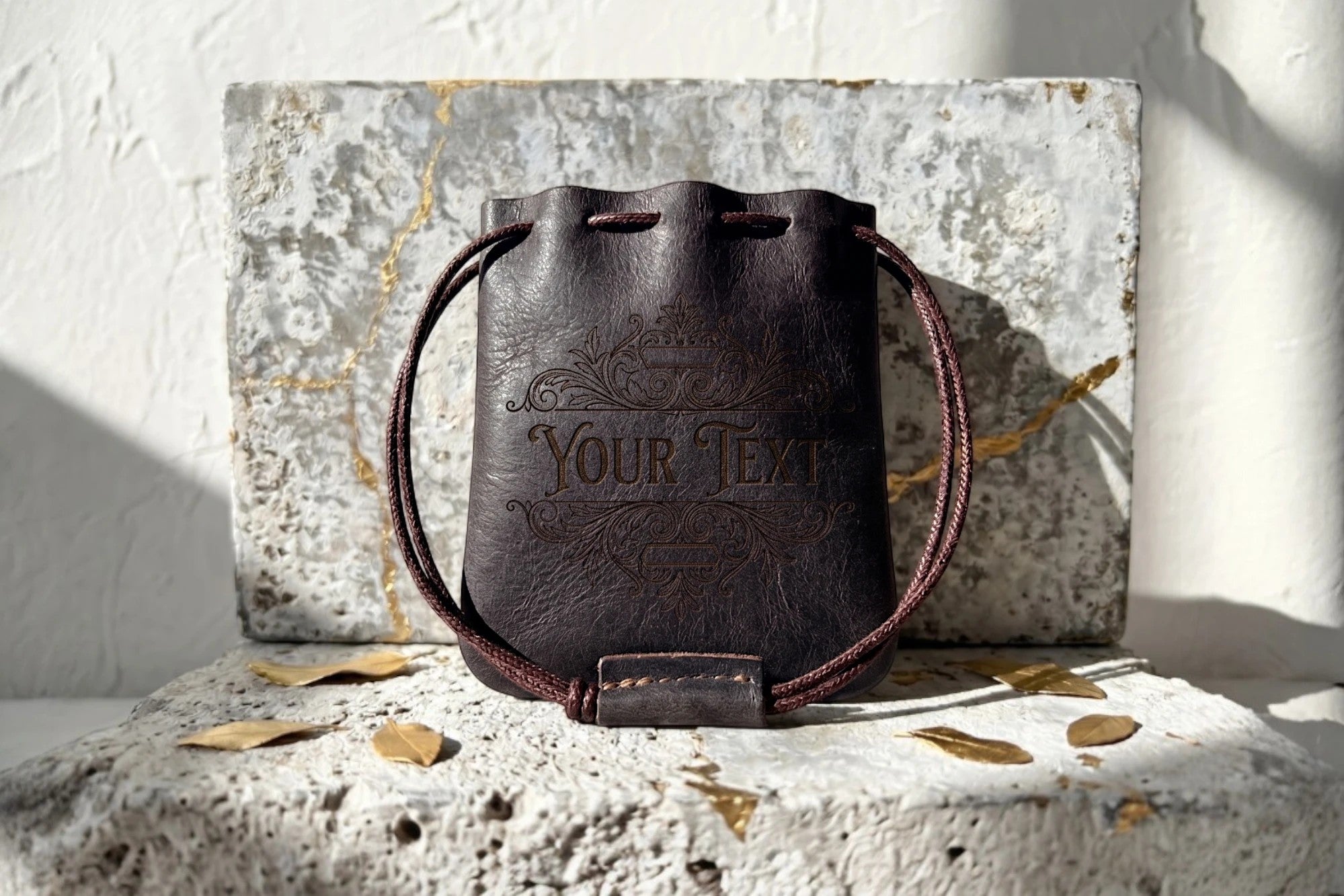 Blague à tabac en cuir marron foncé personnalisable Roaring 20s Paris avec cordon de serrage et gravure ornementale.