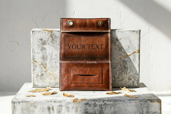 Roaring 20s Paris blague à tabac personnalisée en cuir marron avec gravure "YOUR TEXT". Pochettes pour feuilles et filtres.