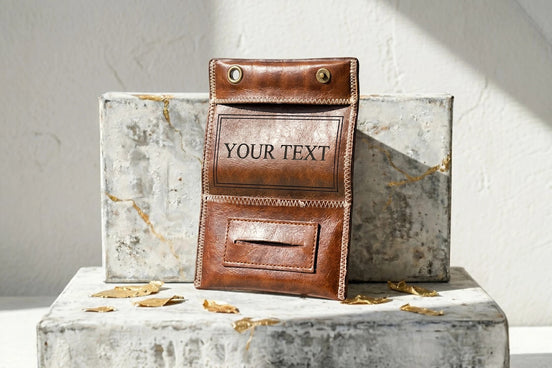 Blague à tabac en cuir marron personnalisable Roaring 20s Paris avec gravure "YOUR TEXT". Style vintage.