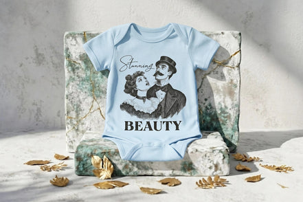 Body bébé bleu ciel à manches longues Roaring 20s Paris avec illustration vintage noir et blanc "Stunning Beauty". Coton doux.