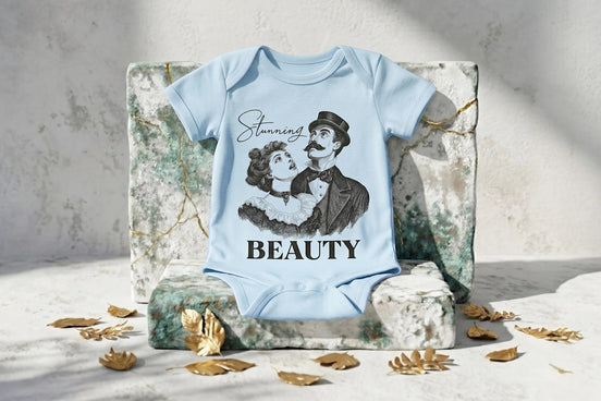 Body bébé bleu ciel à manches longues Roaring 20s Paris avec illustration vintage noir et blanc "Stunning Beauty". Coton doux.