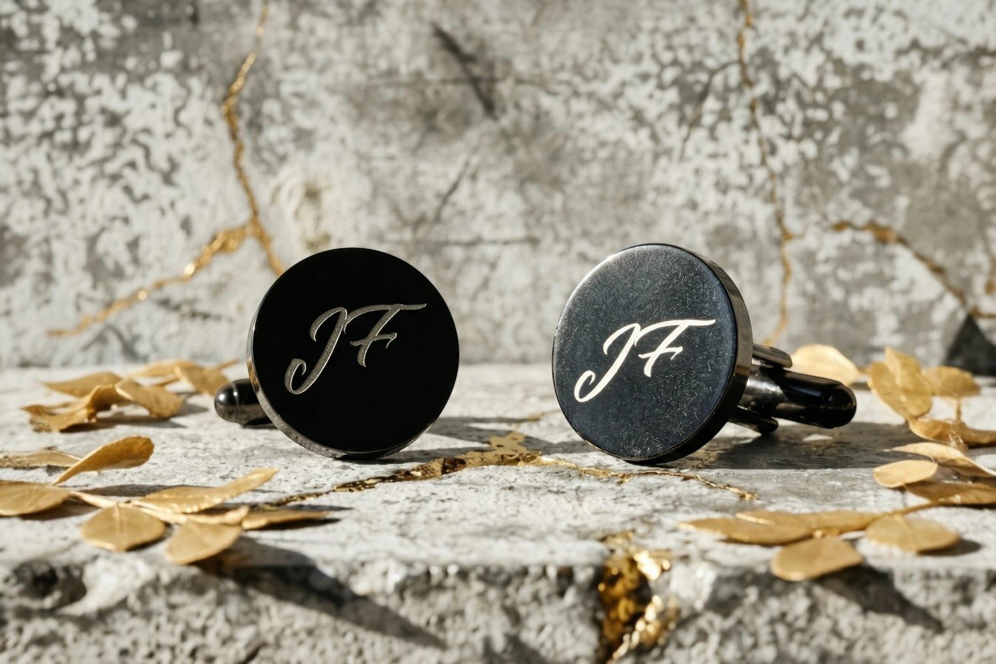 Roaring 20s Paris boutons de manchette ronds en acier noir personnalisés avec initiales JF, accessoire costume homme.