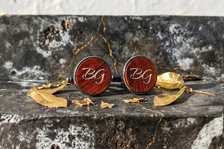 Roaring 20s Paris boutons de manchette ronds en bois de noyer avec monogramme gravé BG, finition acier argenté.
