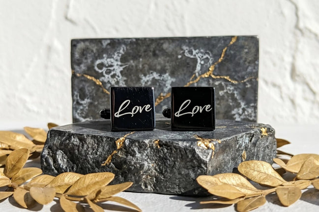 Roaring 20s Paris boutons de manchette carrés noirs avec inscription "Love" en blanc, acier inoxydable.