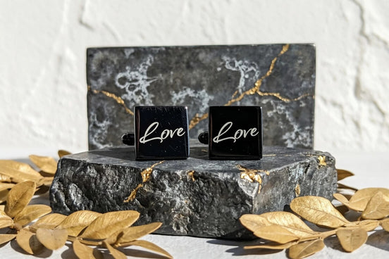 Roaring 20s Paris boutons de manchette carrés noirs avec inscription "Love" en blanc, acier inoxydable.