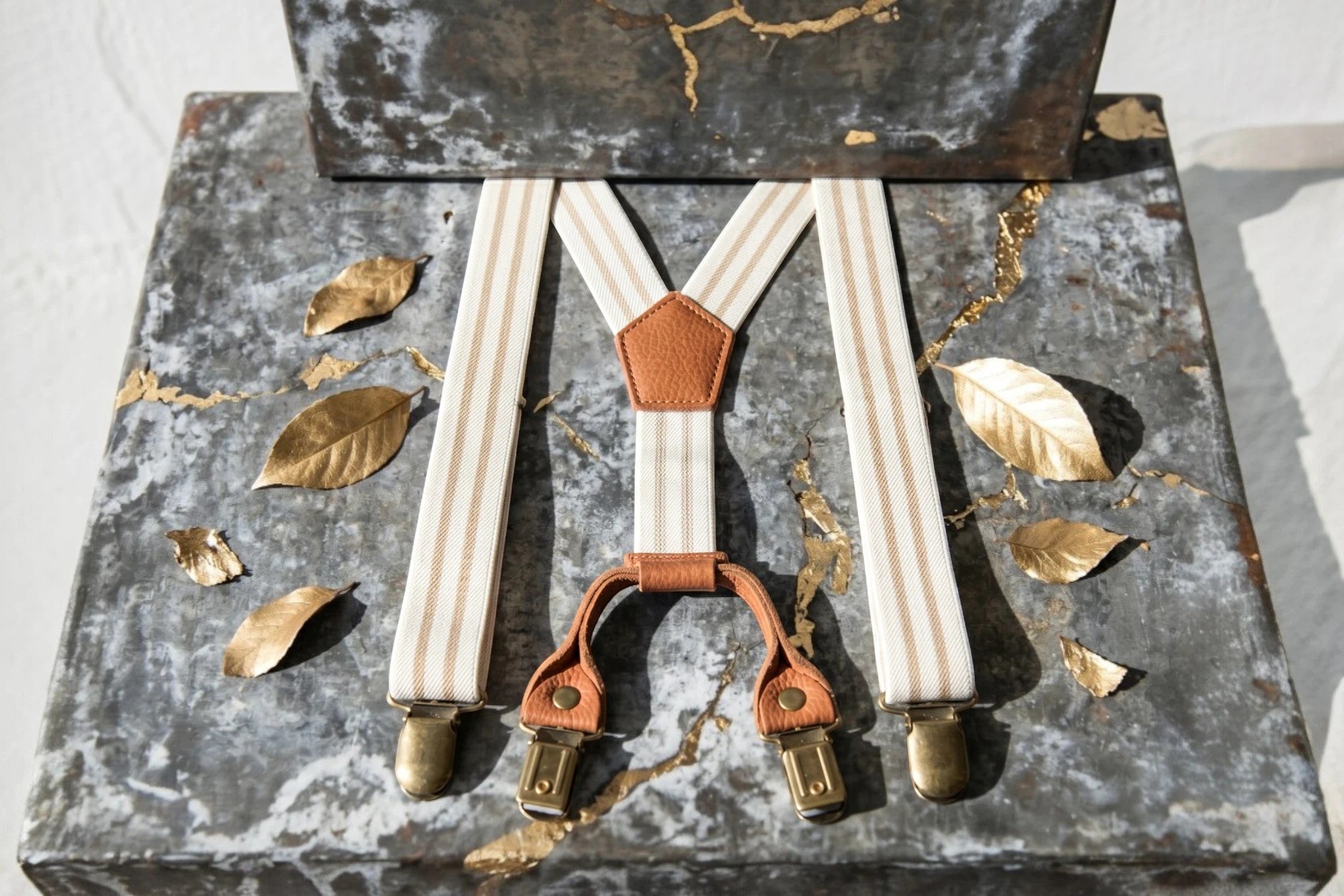 Bretelles ajustables Roaring 20s Paris beige à rayures, en élastique avec pinces en acier inoxydable et détails en cuir.