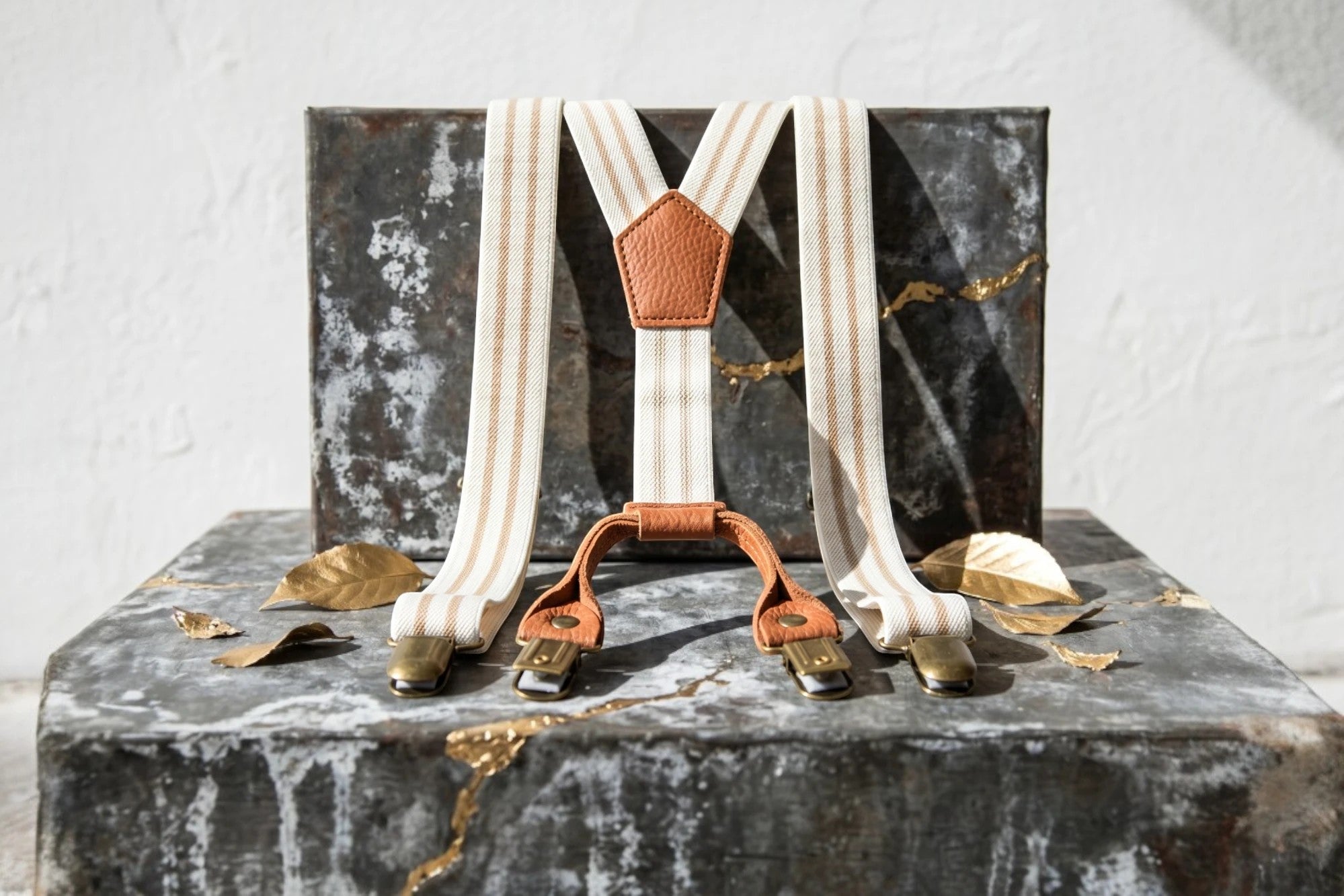 Bretelles beige à rayures fines et pinces en cuir marron, style vintage, Roaring 20s Paris.