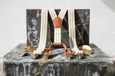 Bretelles beige à rayures fines et pinces en cuir marron, style vintage, Roaring 20s Paris.