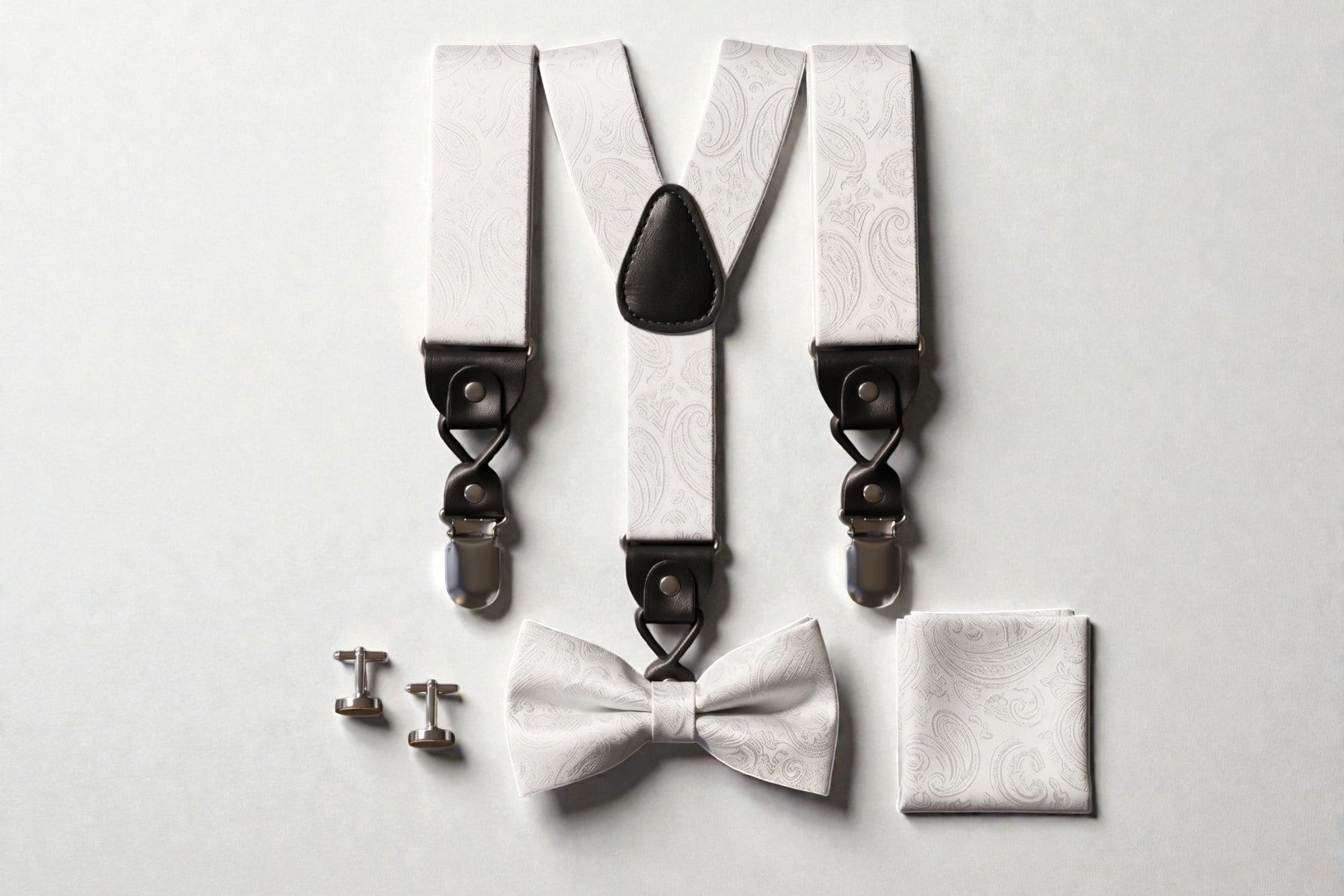 Ensemble bretelles, nœud papillon et pochette blancs à motif cachemire, Roaring 20s Paris.