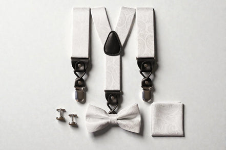 Ensemble bretelles, nœud papillon et pochette blancs à motif cachemire, Roaring 20s Paris.