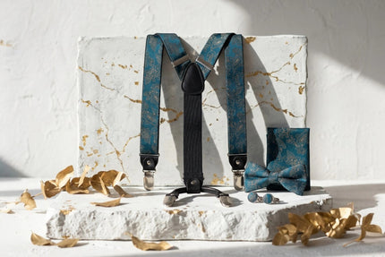 Ensemble Roaring 20s Paris : bretelles ajustables bleu canard motif cachemire doré, nœud papillon, pochette et boutons de manchette.